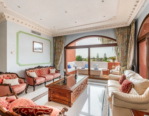 Penthouse for sale in Estepona East