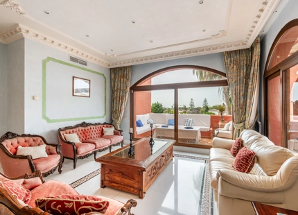 ÁTICO TRIPLEX ELEGANTE CON PISCINA PRIVADA Y VISTAS AL MAR EN GUADALMINA BAJA