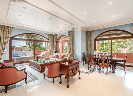 ÁTICO TRIPLEX ELEGANTE CON PISCINA PRIVADA Y VISTAS AL MAR EN GUADALMINA BAJA