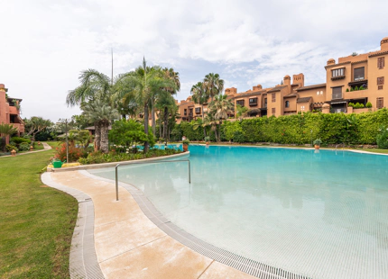 ÁTICO TRIPLEX ELEGANTE CON PISCINA PRIVADA Y VISTAS AL MAR EN GUADALMINA BAJA
