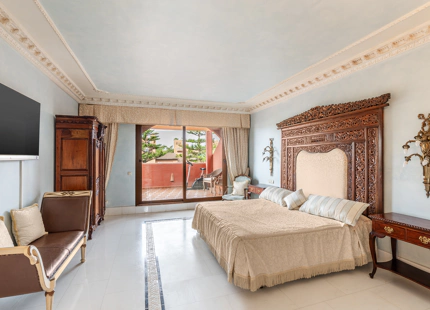 ÁTICO TRIPLEX ELEGANTE CON PISCINA PRIVADA Y VISTAS AL MAR EN GUADALMINA BAJA