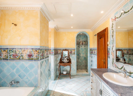ÁTICO TRIPLEX ELEGANTE CON PISCINA PRIVADA Y VISTAS AL MAR EN GUADALMINA BAJA