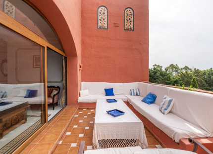 ÁTICO TRIPLEX ELEGANTE CON PISCINA PRIVADA Y VISTAS AL MAR EN GUADALMINA BAJA