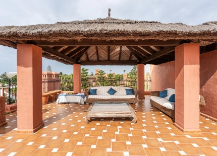 ÁTICO TRIPLEX ELEGANTE CON PISCINA PRIVADA Y VISTAS AL MAR EN GUADALMINA BAJA