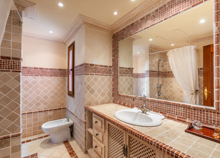 ÁTICO TRIPLEX ELEGANTE CON PISCINA PRIVADA Y VISTAS AL MAR EN GUADALMINA BAJA