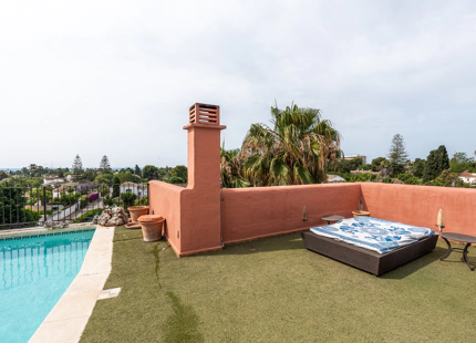 ÁTICO TRIPLEX ELEGANTE CON PISCINA PRIVADA Y VISTAS AL MAR EN GUADALMINA BAJA