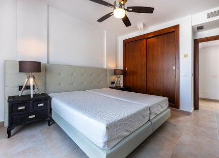 ELEGANTE TRÍPLEX MEDITERRÁNEO CON VISTAS PANORÁMICAS EN LOS ALTOS DE LOS MONTEROS, MARBELLA ESTE