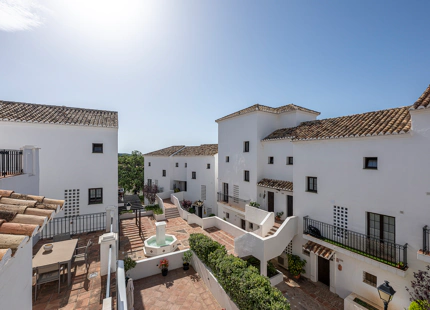 ELEGANTE TRÍPLEX MEDITERRÁNEO CON VISTAS PANORÁMICAS EN LOS ALTOS DE LOS MONTEROS, MARBELLA ESTE