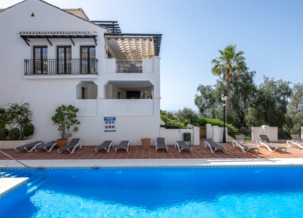 ELEGANTE TRÍPLEX MEDITERRÁNEO CON VISTAS PANORÁMICAS EN LOS ALTOS DE LOS MONTEROS, MARBELLA ESTE