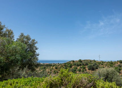 ELEGANTE TRÍPLEX MEDITERRÁNEO CON VISTAS PANORÁMICAS EN LOS ALTOS DE LOS MONTEROS, MARBELLA ESTE