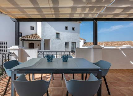 ELEGANTE TRÍPLEX MEDITERRÁNEO CON VISTAS PANORÁMICAS EN LOS ALTOS DE LOS MONTEROS, MARBELLA ESTE
