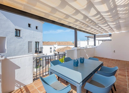 ELEGANTE TRÍPLEX MEDITERRÁNEO CON VISTAS PANORÁMICAS EN LOS ALTOS DE LOS MONTEROS, MARBELLA ESTE