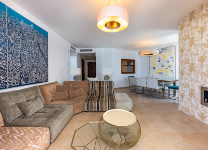 ELEGANTE TRÍPLEX MEDITERRÁNEO CON VISTAS PANORÁMICAS EN LOS ALTOS DE LOS MONTEROS, MARBELLA ESTE