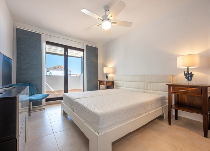 ELEGANTE TRÍPLEX MEDITERRÁNEO CON VISTAS PANORÁMICAS EN LOS ALTOS DE LOS MONTEROS, MARBELLA ESTE