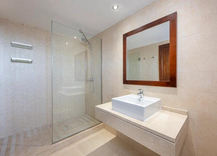 ELEGANTE TRÍPLEX MEDITERRÁNEO CON VISTAS PANORÁMICAS EN LOS ALTOS DE LOS MONTEROS, MARBELLA ESTE
