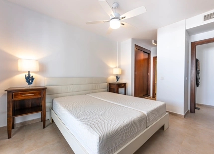ELEGANTE TRÍPLEX MEDITERRÁNEO CON VISTAS PANORÁMICAS EN LOS ALTOS DE LOS MONTEROS, MARBELLA ESTE