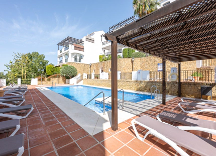 ELEGANTE TRÍPLEX MEDITERRÁNEO CON VISTAS PANORÁMICAS EN LOS ALTOS DE LOS MONTEROS, MARBELLA ESTE