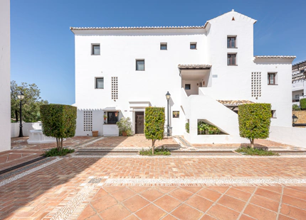 ELEGANTE TRÍPLEX MEDITERRÁNEO CON VISTAS PANORÁMICAS EN LOS ALTOS DE LOS MONTEROS, MARBELLA ESTE