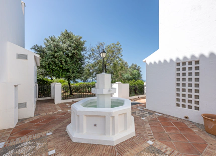 ELEGANTE TRÍPLEX MEDITERRÁNEO CON VISTAS PANORÁMICAS EN LOS ALTOS DE LOS MONTEROS, MARBELLA ESTE