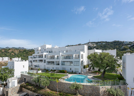 ELEGANTE TRÍPLEX MEDITERRÁNEO CON VISTAS PANORÁMICAS EN LOS ALTOS DE LOS MONTEROS, MARBELLA ESTE