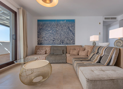 ELEGANTE TRÍPLEX MEDITERRÁNEO CON VISTAS PANORÁMICAS EN LOS ALTOS DE LOS MONTEROS, MARBELLA ESTE