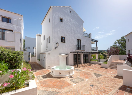 ELEGANTE TRÍPLEX MEDITERRÁNEO CON VISTAS PANORÁMICAS EN LOS ALTOS DE LOS MONTEROS, MARBELLA ESTE