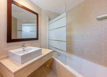 ELEGANTE TRÍPLEX MEDITERRÁNEO CON VISTAS PANORÁMICAS EN LOS ALTOS DE LOS MONTEROS, MARBELLA ESTE