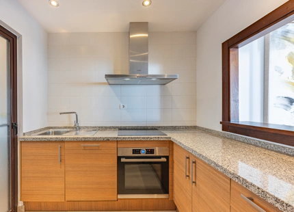 ELEGANTE TRÍPLEX MEDITERRÁNEO CON VISTAS PANORÁMICAS EN LOS ALTOS DE LOS MONTEROS, MARBELLA ESTE
