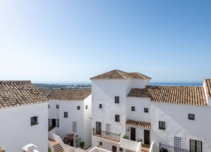ELEGANTE TRÍPLEX MEDITERRÁNEO CON VISTAS PANORÁMICAS EN LOS ALTOS DE LOS MONTEROS, MARBELLA ESTE