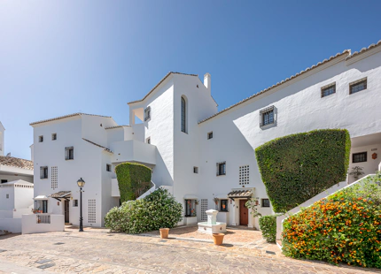 ELEGANTE TRÍPLEX MEDITERRÁNEO CON VISTAS PANORÁMICAS EN LOS ALTOS DE LOS MONTEROS, MARBELLA ESTE