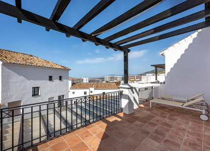 ELEGANTE TRÍPLEX MEDITERRÁNEO CON VISTAS PANORÁMICAS EN LOS ALTOS DE LOS MONTEROS, MARBELLA ESTE