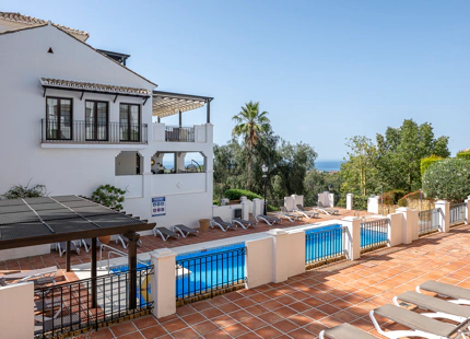 ELEGANTE TRÍPLEX MEDITERRÁNEO CON VISTAS PANORÁMICAS EN LOS ALTOS DE LOS MONTEROS, MARBELLA ESTE