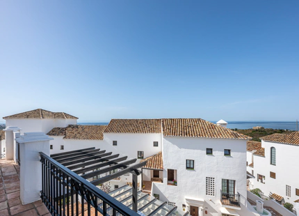 ELEGANTE TRÍPLEX MEDITERRÁNEO CON VISTAS PANORÁMICAS EN LOS ALTOS DE LOS MONTEROS, MARBELLA ESTE