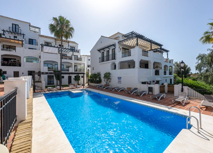 ELEGANTE TRÍPLEX MEDITERRÁNEO CON VISTAS PANORÁMICAS EN LOS ALTOS DE LOS MONTEROS, MARBELLA ESTE