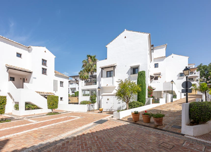 ELEGANTE TRÍPLEX MEDITERRÁNEO CON VISTAS PANORÁMICAS EN LOS ALTOS DE LOS MONTEROS, MARBELLA ESTE
