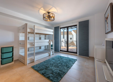ELEGANTE TRÍPLEX MEDITERRÁNEO CON VISTAS PANORÁMICAS EN LOS ALTOS DE LOS MONTEROS, MARBELLA ESTE