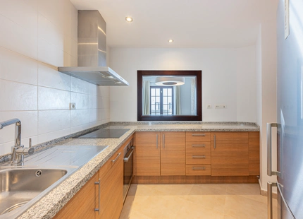 ELEGANTE TRÍPLEX MEDITERRÁNEO CON VISTAS PANORÁMICAS EN LOS ALTOS DE LOS MONTEROS, MARBELLA ESTE