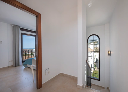 ELEGANTE TRÍPLEX MEDITERRÁNEO CON VISTAS PANORÁMICAS EN LOS ALTOS DE LOS MONTEROS, MARBELLA ESTE