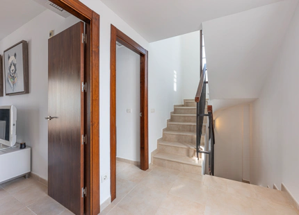ELEGANTE TRÍPLEX MEDITERRÁNEO CON VISTAS PANORÁMICAS EN LOS ALTOS DE LOS MONTEROS, MARBELLA ESTE