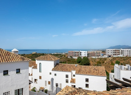 ELEGANTE TRÍPLEX MEDITERRÁNEO CON VISTAS PANORÁMICAS EN LOS ALTOS DE LOS MONTEROS, MARBELLA ESTE