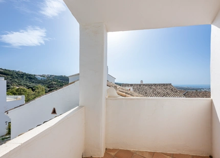 ELEGANTE TRÍPLEX MEDITERRÁNEO CON VISTAS PANORÁMICAS EN LOS ALTOS DE LOS MONTEROS, MARBELLA ESTE