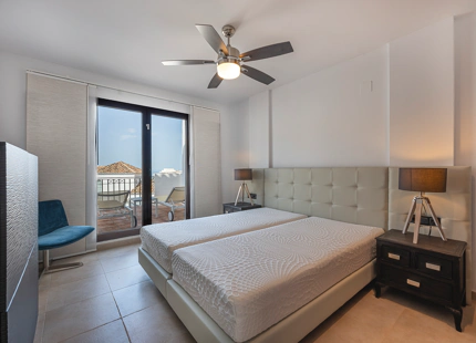 ELEGANTE TRÍPLEX MEDITERRÁNEO CON VISTAS PANORÁMICAS EN LOS ALTOS DE LOS MONTEROS, MARBELLA ESTE