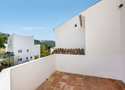 ELEGANTE TRÍPLEX MEDITERRÁNEO CON VISTAS PANORÁMICAS EN LOS ALTOS DE LOS MONTEROS, MARBELLA ESTE