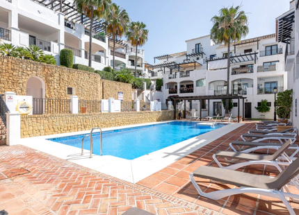ELEGANTE TRÍPLEX MEDITERRÁNEO CON VISTAS PANORÁMICAS EN LOS ALTOS DE LOS MONTEROS, MARBELLA ESTE