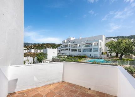 ELEGANTE TRÍPLEX MEDITERRÁNEO CON VISTAS PANORÁMICAS EN LOS ALTOS DE LOS MONTEROS, MARBELLA ESTE
