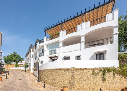 ELEGANTE TRÍPLEX MEDITERRÁNEO CON VISTAS PANORÁMICAS EN LOS ALTOS DE LOS MONTEROS, MARBELLA ESTE