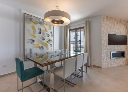 ELEGANTE TRÍPLEX MEDITERRÁNEO CON VISTAS PANORÁMICAS EN LOS ALTOS DE LOS MONTEROS, MARBELLA ESTE