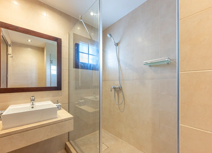 ELEGANTE TRÍPLEX MEDITERRÁNEO CON VISTAS PANORÁMICAS EN LOS ALTOS DE LOS MONTEROS, MARBELLA ESTE