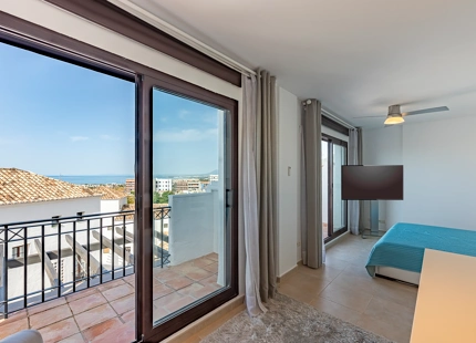 ELEGANTE TRÍPLEX MEDITERRÁNEO CON VISTAS PANORÁMICAS EN LOS ALTOS DE LOS MONTEROS, MARBELLA ESTE