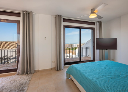 ELEGANTE TRÍPLEX MEDITERRÁNEO CON VISTAS PANORÁMICAS EN LOS ALTOS DE LOS MONTEROS, MARBELLA ESTE